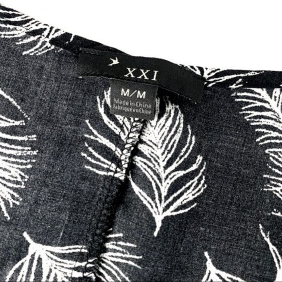 FOREVER 21 / Black & White Feather Batwing Top / Medium - Picture 6 of 8